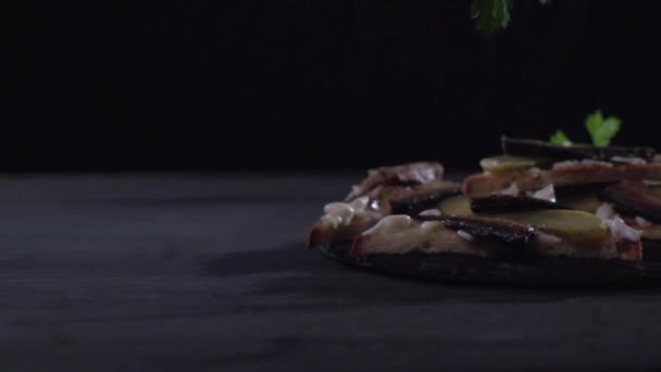 Una ramita de vegetación está decorada con un sándwich con espadines en la parte superior . — Vídeos de Stock
