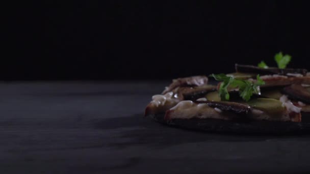 Бутерброд повільно піднімається з тарілки . — стокове відео