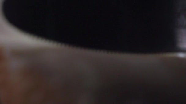 Couteau noir écarte le beurre close-up .