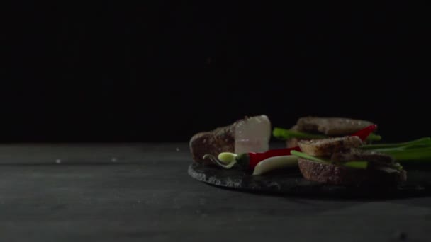 盐和香料浇在面包上, 培根, 胡椒和洋葱. — 图库视频影像