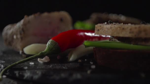 Zwarte peper en zout daling van de grote naar het oppervlak. — Stockvideo