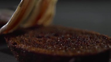 Balık fileto, yavaş yavaş bir ekmek parçası koymak.