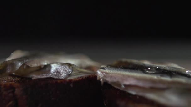 Sandwichs avec de l'eau salée de poisson le liquide en arrière-plan . — Video