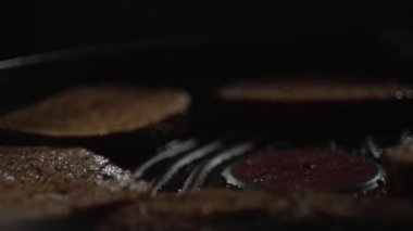 Bir parça ekmek yağda kızartma tavası ortasına düşüyor.