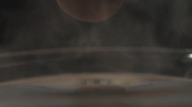 Tavuk yumurta sıcak suya düşüyor.