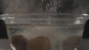 Büyük bir tuz sıcak su ve yumurta bir cam kavanoza dökülür.