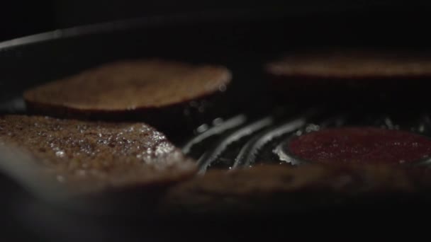 Кусок черного хлеба падает на сковородку с нарезанным хлебом. . — стоковое видео