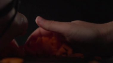 Dilimlenmiş havuç karanlık bir arka plan karşı strewed.