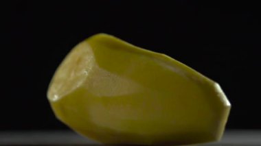 Bıçak bıçak soyulmuş ham patates ikiye keser.