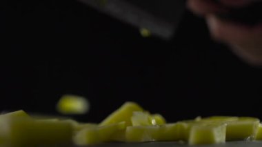Mutfak balta bıçak chop ham patates parçaları.