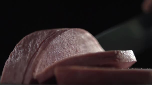 A faca corta a salsicha em fatias . — Vídeo de Stock
