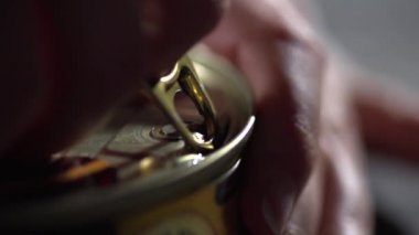 Bir teneke kutu açılış eller Close-Up.
