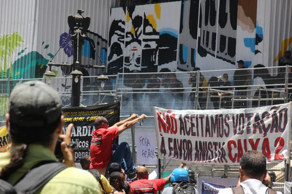 Truculencia policial en protestas en Río de Janeiro — Foto de Stock