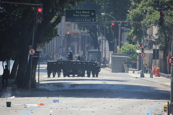Polisen stridslystnad i protester i Rio de Janeiro — Stockfoto