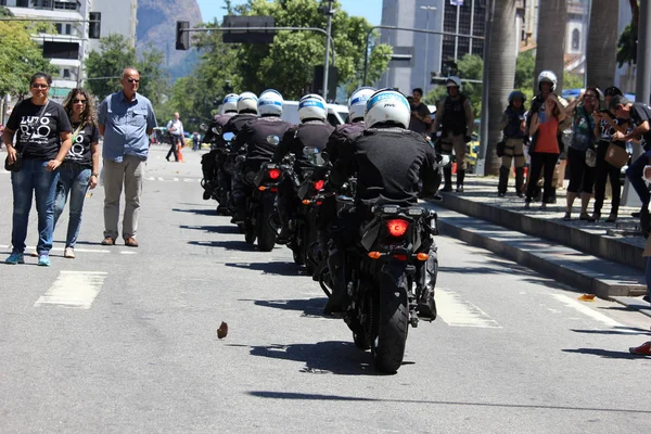Polisen stridslystnad i protester i Rio de Janeiro — Stockfoto