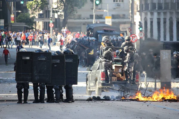 Polisen stridslystnad i protester i Rio de Janeiro — Stockfoto