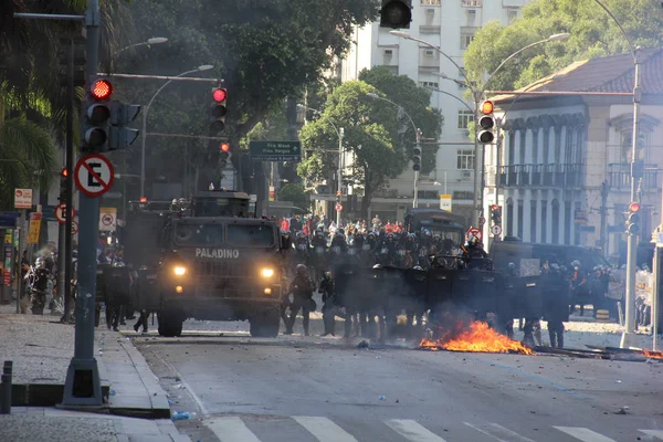 Polisen stridslystnad i protester i Rio de Janeiro — Stockfoto