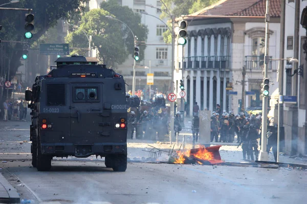 Polisen stridslystnad i protester i Rio de Janeiro — Stockfoto