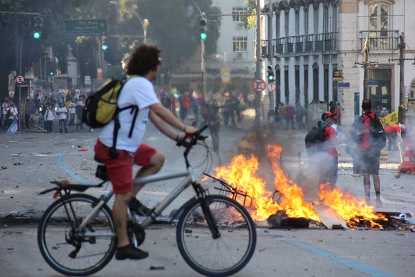 Polisen stridslystnad i protester i Rio de Janeiro — Stockfoto