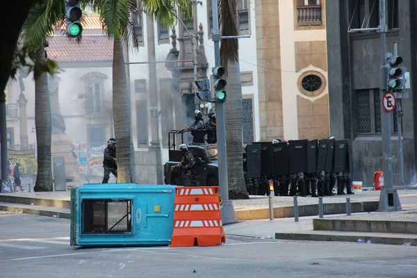 Polisen stridslystnad i protester i Rio de Janeiro — Stockfoto