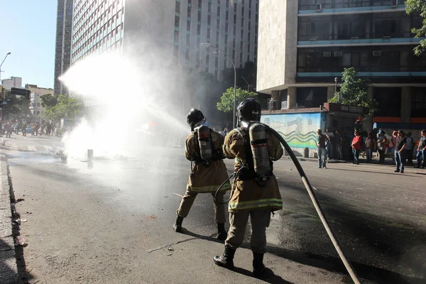 Неповиновение полиции в протестах в Рио-де-Жанейро — стоковое фото