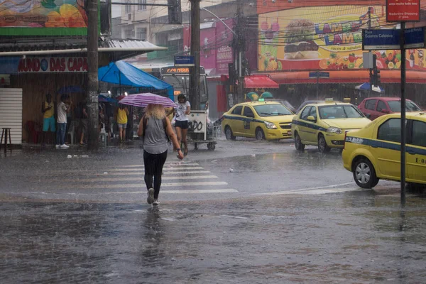 Климат: Летний дождь в Рио-де-Жанейро — стоковое фото