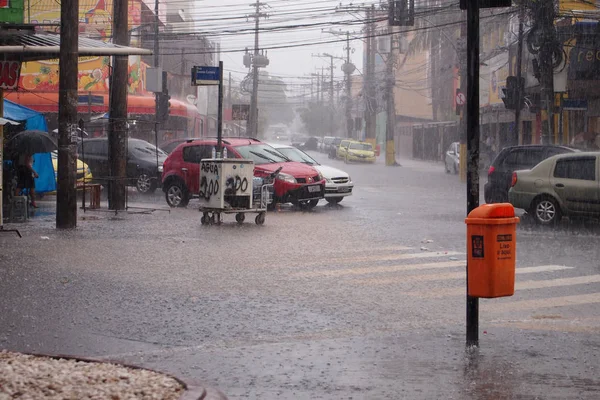 Климат: Летний дождь в Рио-де-Жанейро — стоковое фото