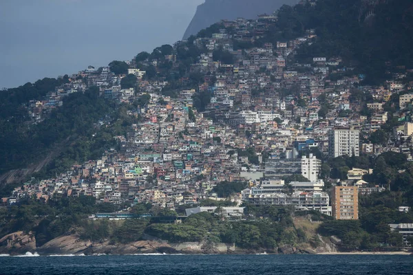 Вид на видимую фавелу в Рио-де-Жанейро — стоковое фото