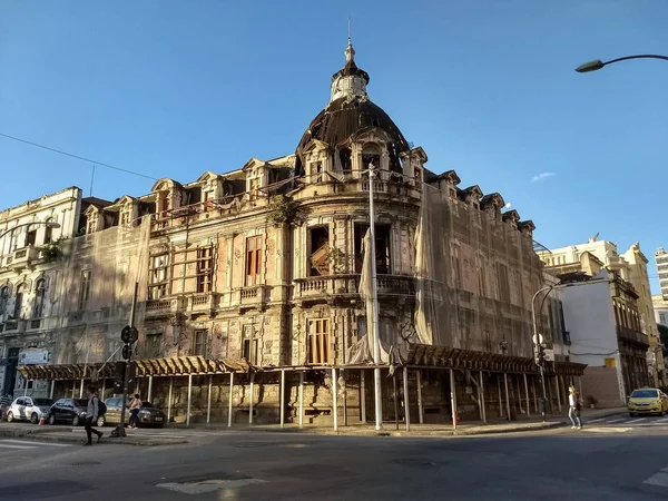 Un bâtiment historique au centre-ville de Rio risque de s'effondrer — Photo