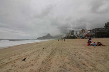 Rio de Janeiro kaba denizler üzerinde bir akşamdan kalma gün vardır.