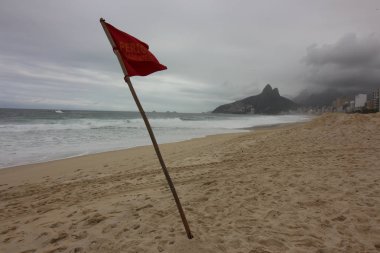 Rio de Janeiro kaba denizler üzerinde bir akşamdan kalma gün vardır.