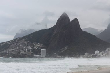 Rio de Janeiro kaba denizler üzerinde bir akşamdan kalma gün vardır.
