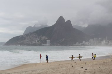 Rio de Janeiro kaba denizler üzerinde bir akşamdan kalma gün vardır.