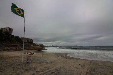 Rio de Janeiro kaba denizler üzerinde bir akşamdan kalma gün vardır.