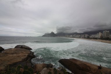Rio de Janeiro kaba denizler üzerinde bir akşamdan kalma gün vardır.