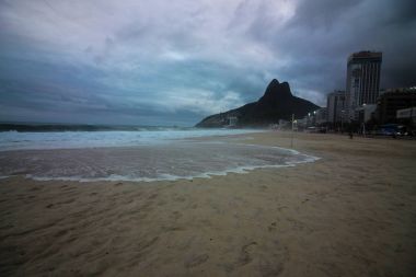 Rio de Janeiro kaba denizler üzerinde bir akşamdan kalma gün vardır.