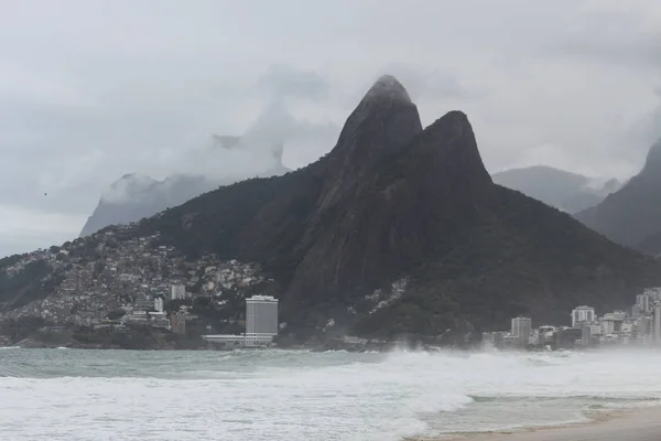 Rio de Janeiro ma wzburzonym morzu na dzień kaca — Zdjęcie stockowe