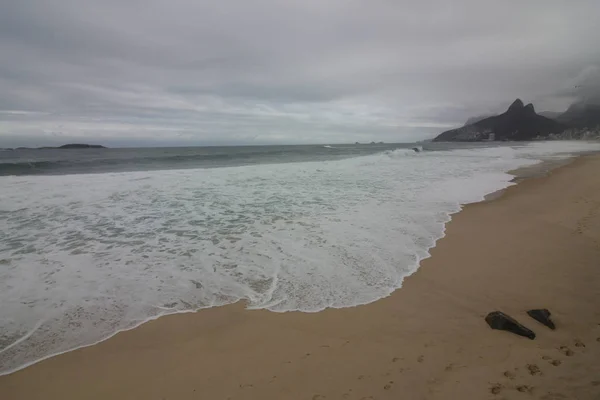 Rio de Janeiro heeft ruwe zee op de dag van een kater — Stockfoto