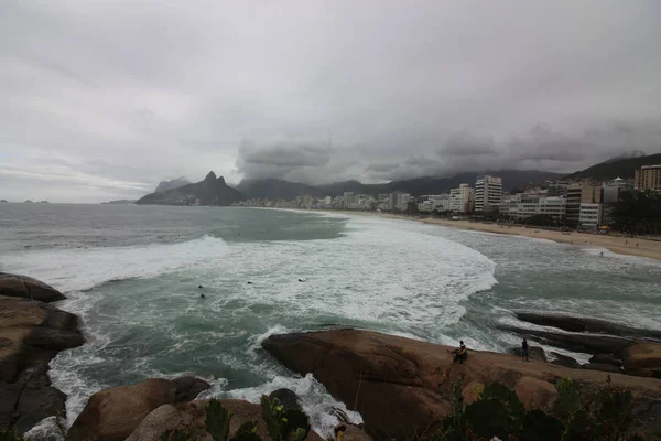 Rio de Janeiro heeft ruwe zee op de dag van een kater — Stockfoto