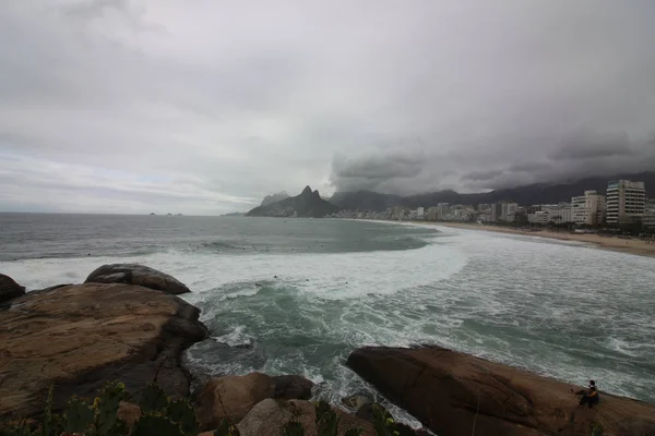 Rio de Janeiro tem mar agitado em um dia de ressaca — Fotografia de Stock