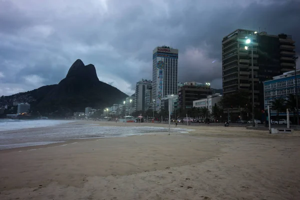 Rio de Janeiro heeft ruwe zee op de dag van een kater — Stockfoto