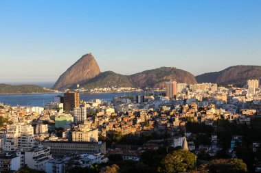 Sugar Loaf, Rio de Janeiro, ana turistik yukarıdan izlendi. Bu görüntü, şehir ve dağ ortamında Guanabara Körfezi.