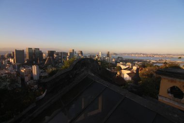 Şehir Rio de Janeiro üstten Parque das Ruinas Santa Teresa içinde görüldü. Ön, mimari kalıntıları Park ayrıntılarını, önemli bir turistik Rio.