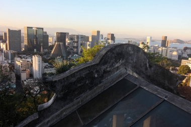 Şehir Rio de Janeiro üstten Parque das Ruinas Santa Teresa içinde görüldü. Ön, mimari kalıntıları Park ayrıntılarını, önemli bir turistik Rio.