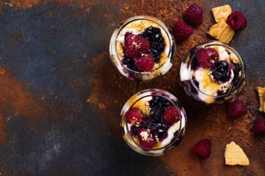 Kavanozların içinde ev yapımı tatlı