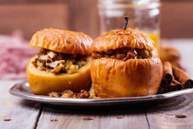 Pişmiş elma bal ile doldurulmuş