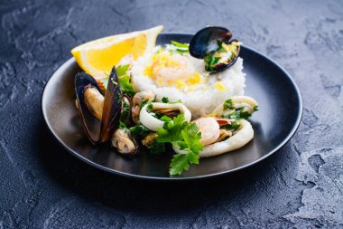 Pirinçli deniz ürünleri sote. 