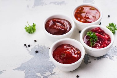 Çeşitli domates sosları kâse 