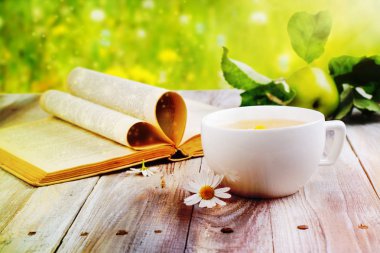 Bir fincan sıcak çay.