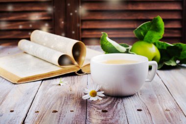 Bir fincan sıcak çay.